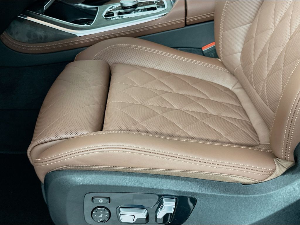 Thumbnail: 2026 BMW X7 - 21