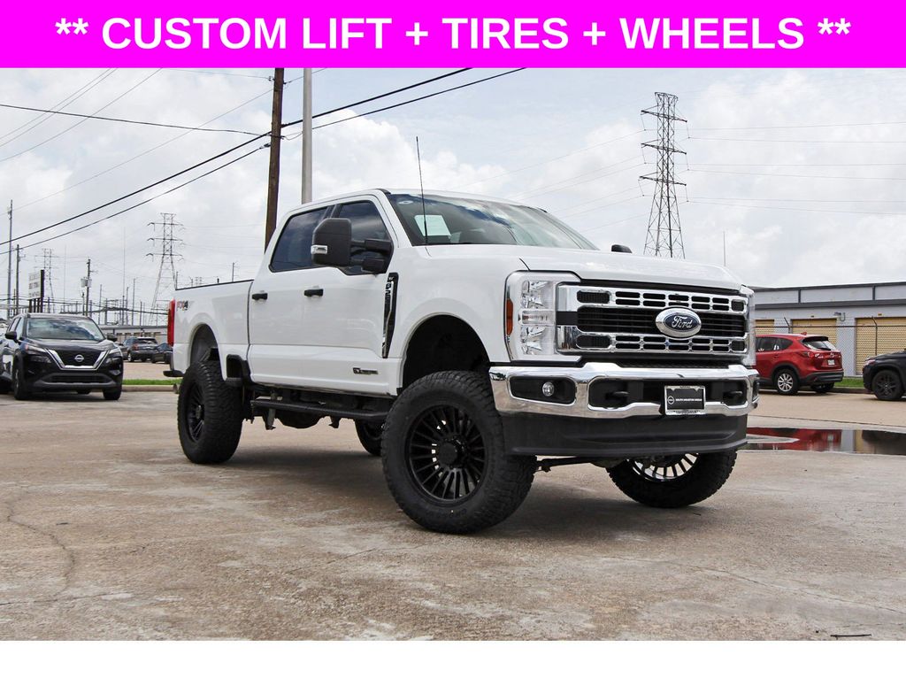 Oxford White 2025 Ford F-250 Super Duty Pickup Truck Four-Wheel Drive Automatic