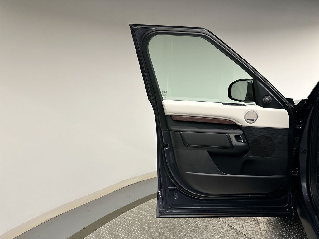 Thumbnail: 2026 Land Rover Discovery - 9