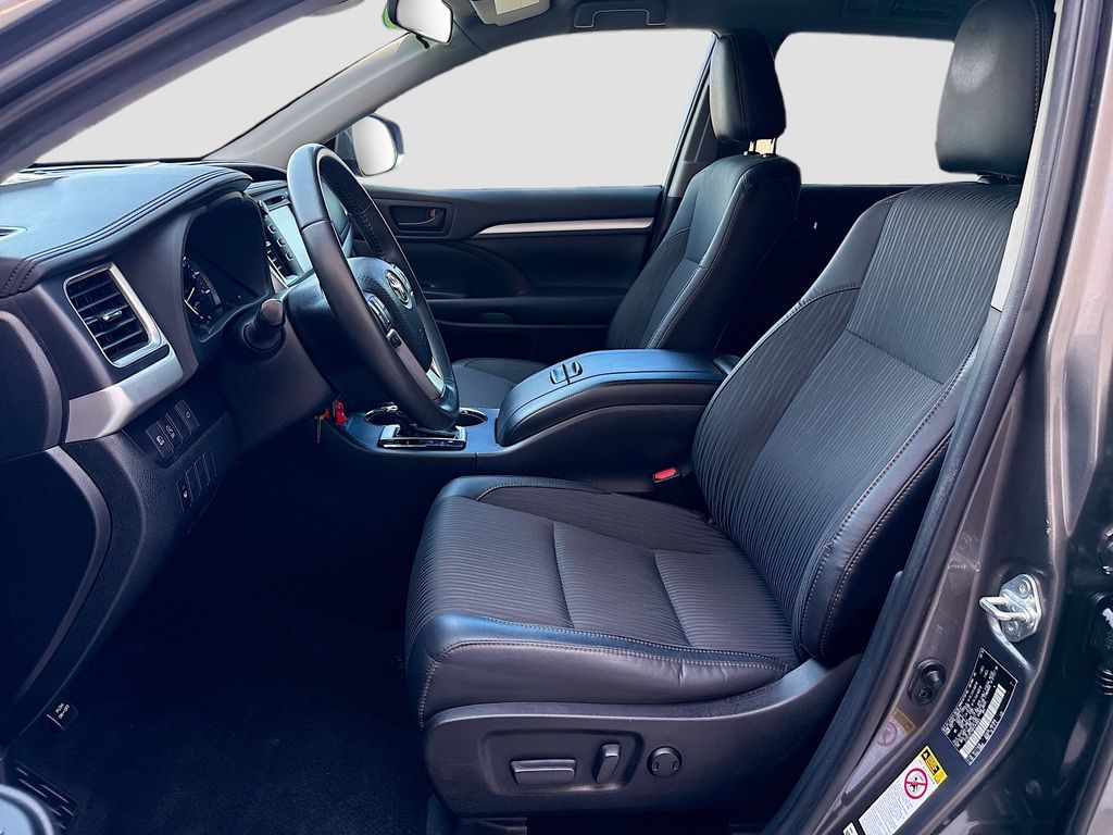 Thumbnail: 2019 Toyota Highlander - 18