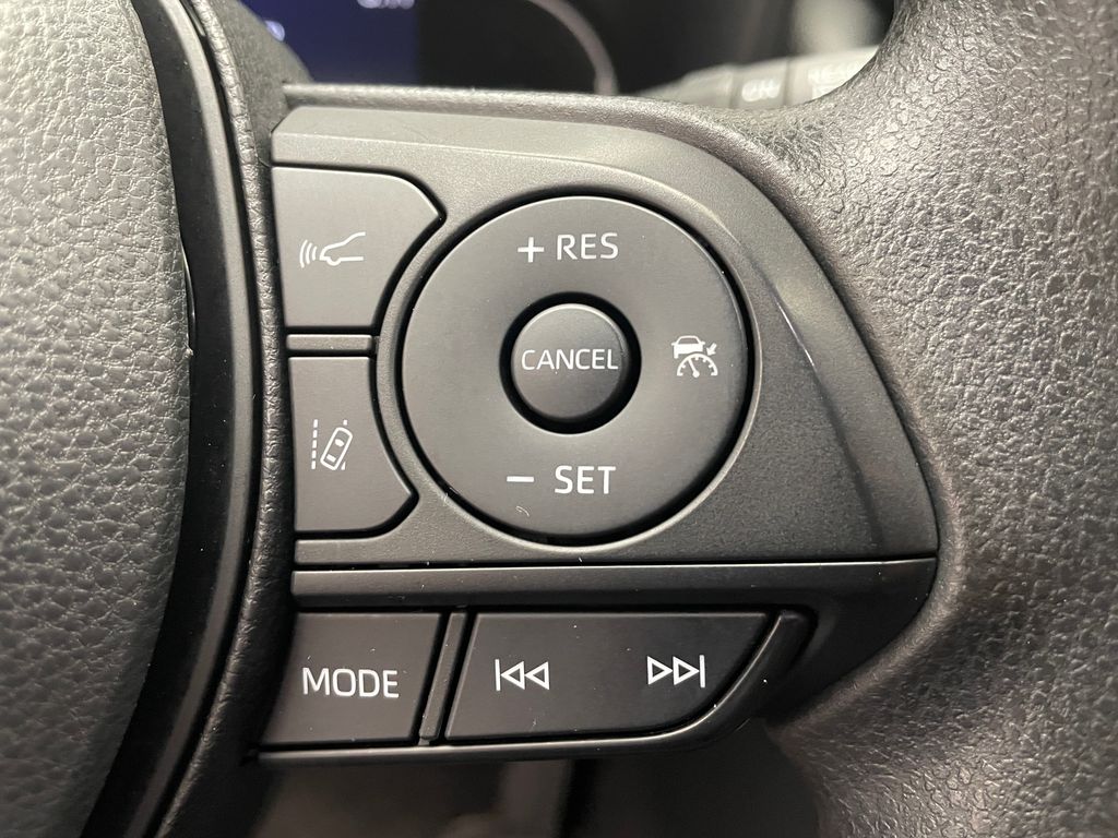 2023 Toyota RAV4 XLE 23