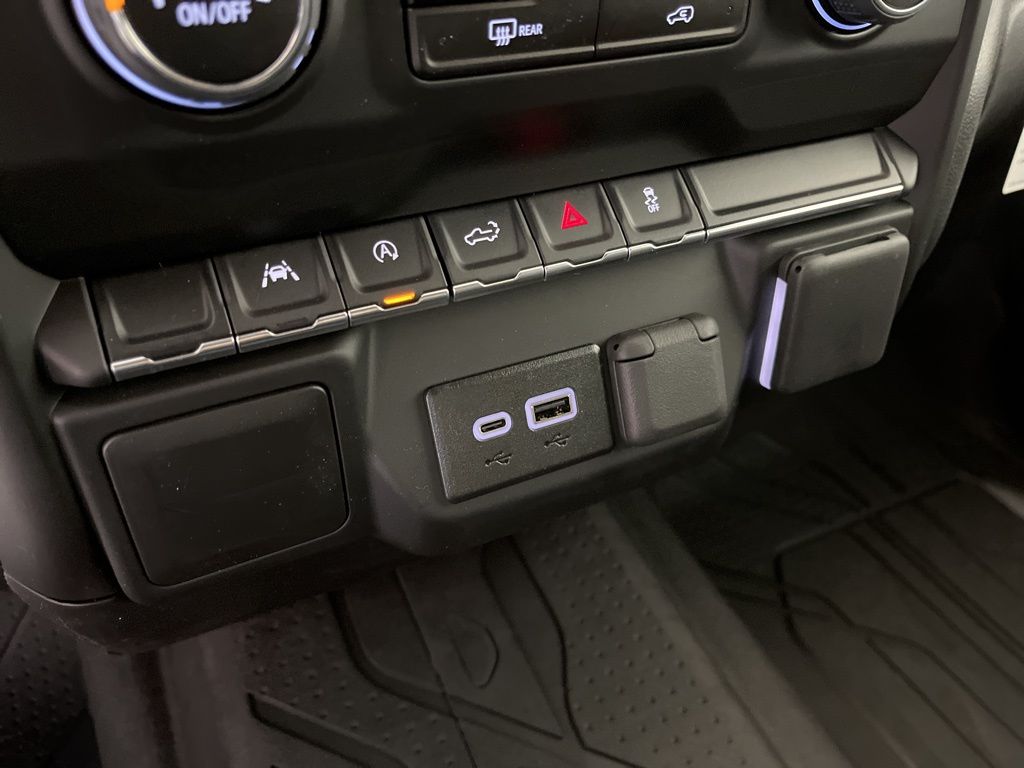 2025 Chevrolet Silverado 1500 Custom 32