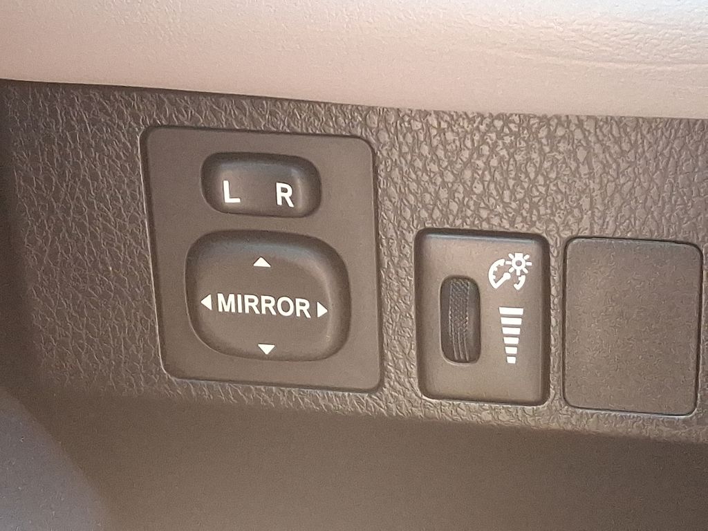 2016 Toyota RAV4 XLE 24