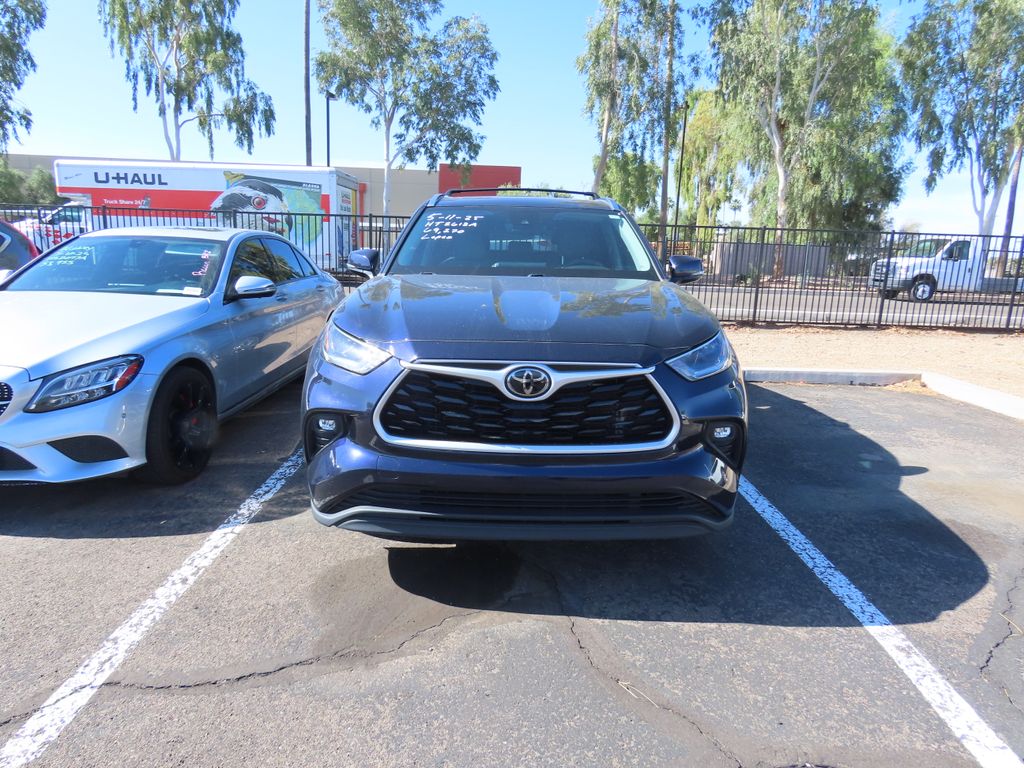 2021 Toyota Highlander XLE 2