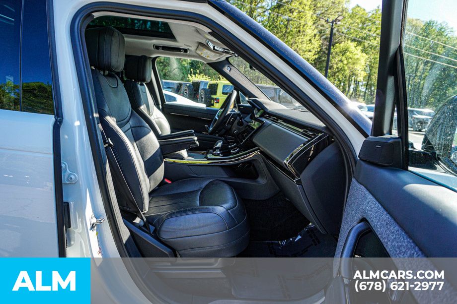 Used 2023 White Land Rover SE image 23