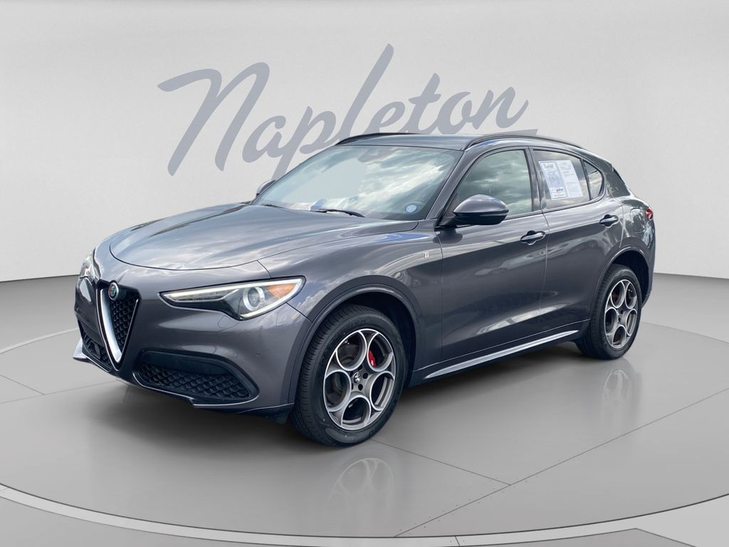 2022 Alfa Romeo Stelvio Gris (Vesuvio Gray Metallic) SUV/Crossover Tracción en las cuatro ruedas 8 velocidades Automática