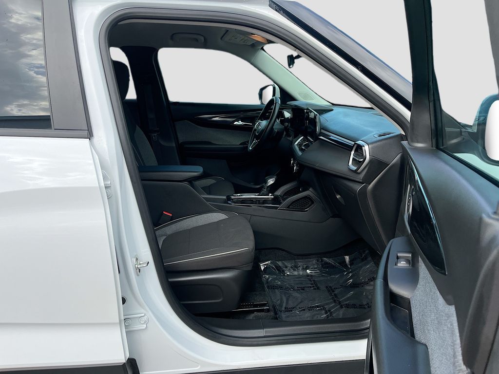 Used 2025 White Chevrolet LT image 26
