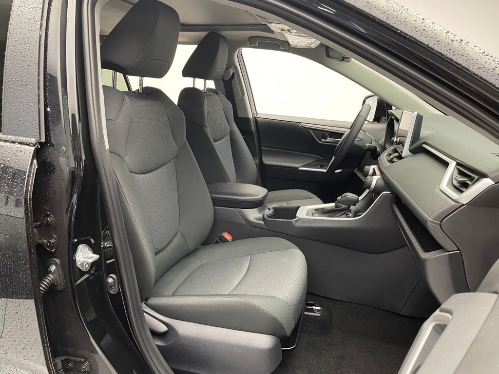 2025 Toyota RAV4 XLE 18