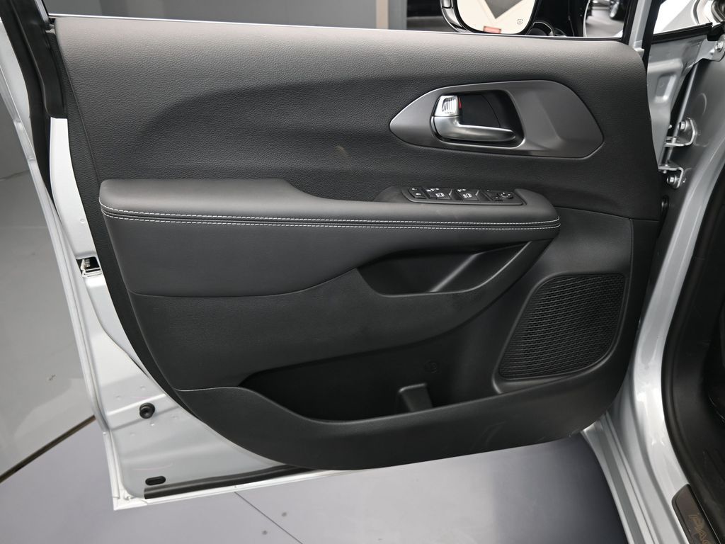 New 2026 Silver Mist Clearcoat Chrysler LX image 11