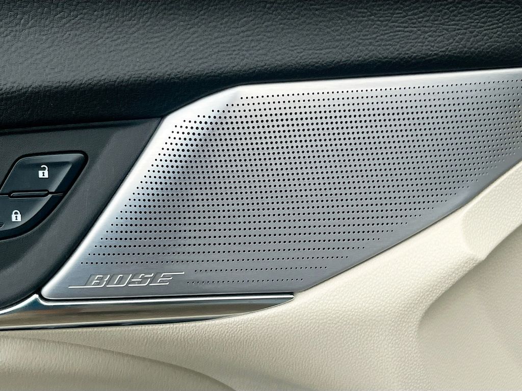 Used 2025 Silver Cadillac Luxury image 19