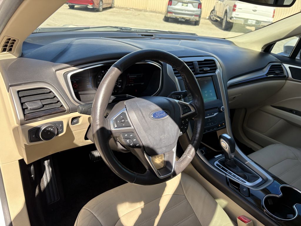 Used 2015 White Platinum Clearcoat Metallic Ford SE image 14