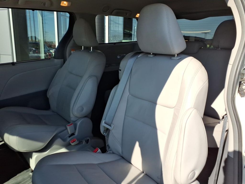 Used 2019 White Toyota XLE Premium image 26
