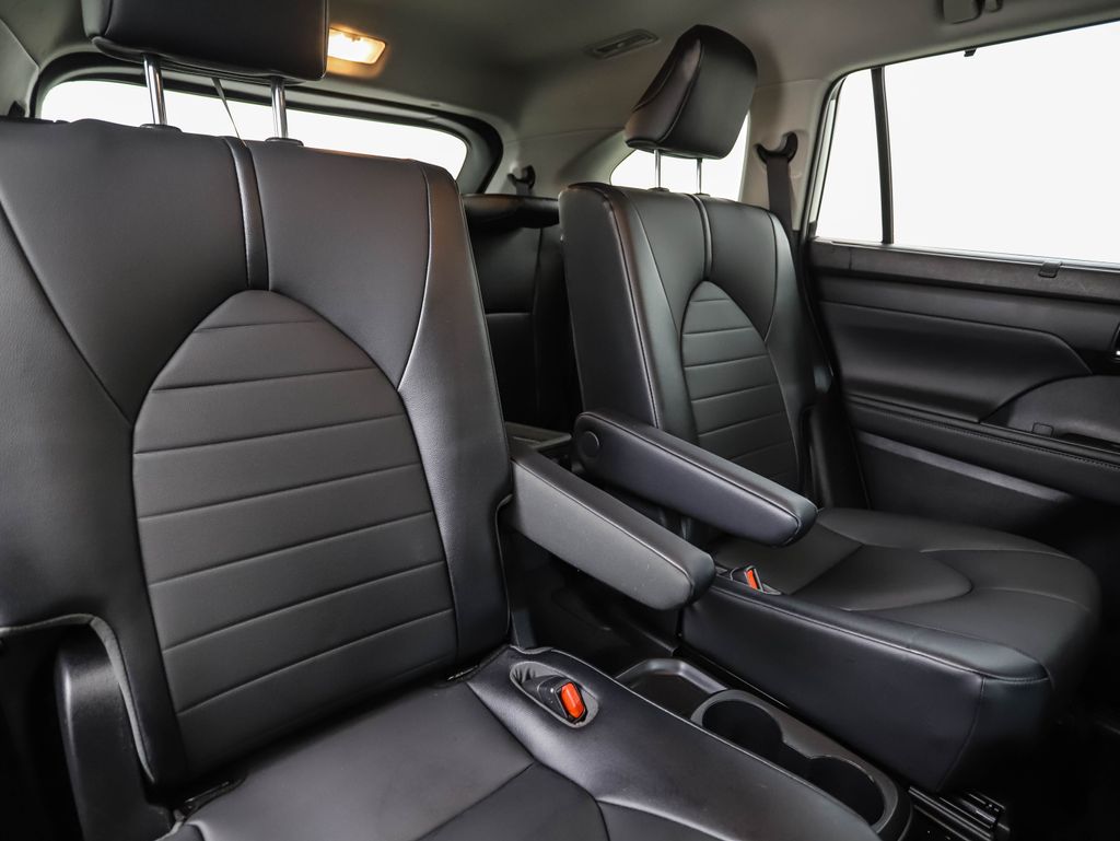 2021 Toyota Highlander XLE 27