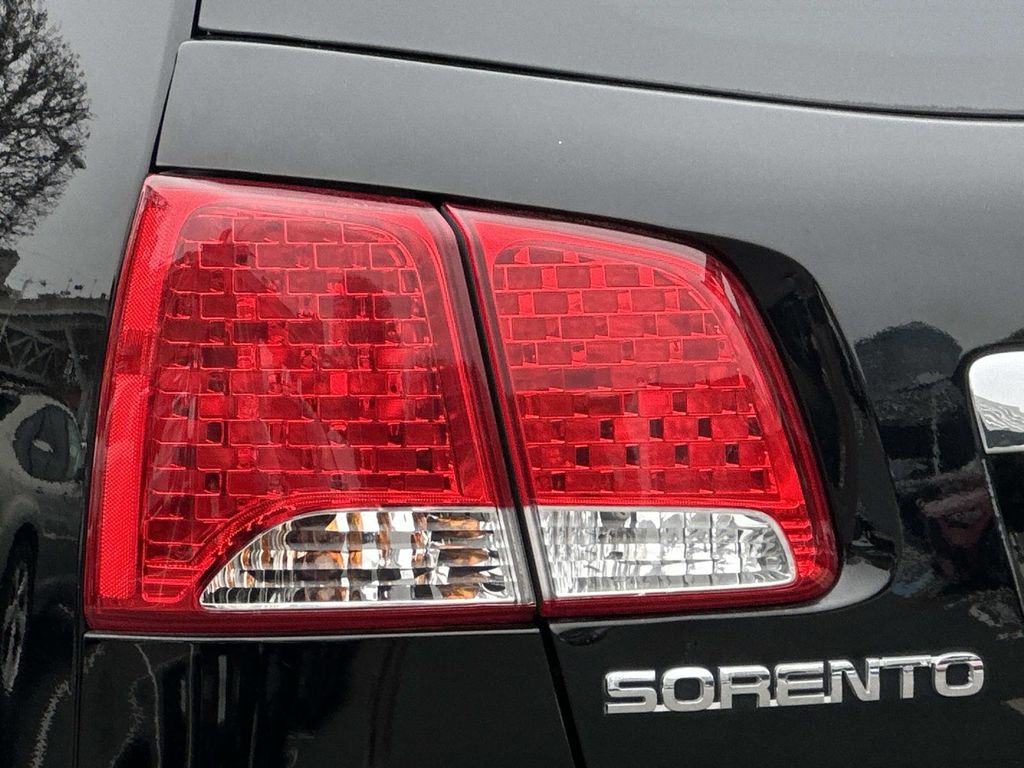 Thumbnail: 2011 Kia Sorento - 12