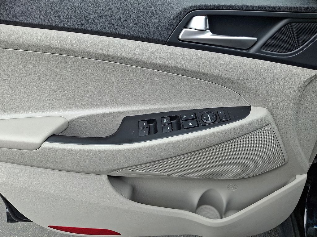2019 Hyundai Tucson SE 12