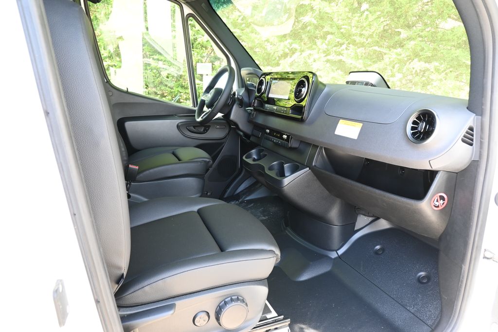 Thumbnail: 2025 Mercedes-Benz Sprinter - 27