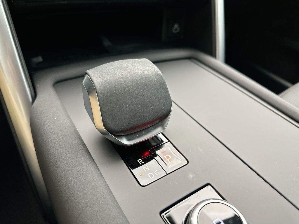 Thumbnail: 2025 Land Rover Discovery - 11