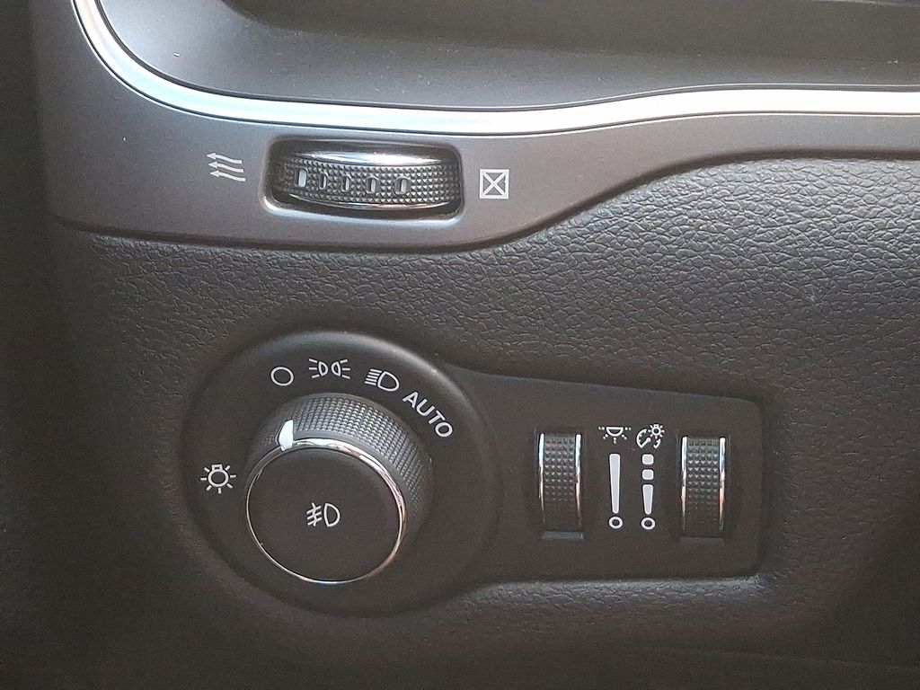 Thumbnail: 2020 Jeep Cherokee - 23