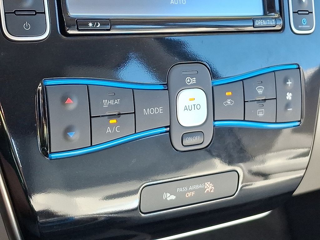 Thumbnail: 2015 Nissan Leaf - 16