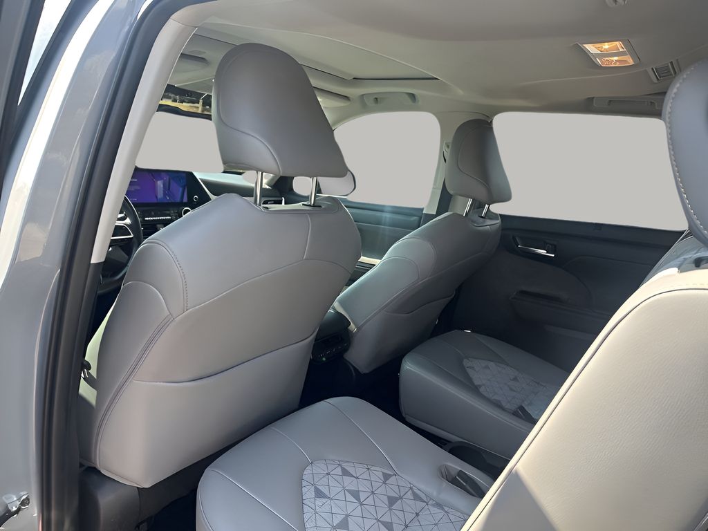 Used Car 2023 Toyota Highlander Hybrid  Bronze Edition For Sale Under $40,000 In Austin, Texas