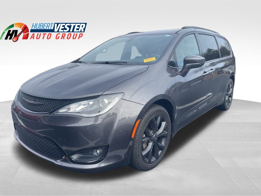 2019 Chrysler Pacifica Touring L's photo