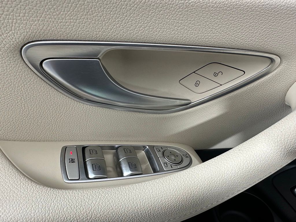 Thumbnail: 2021 Mercedes-Benz E-Class - 18