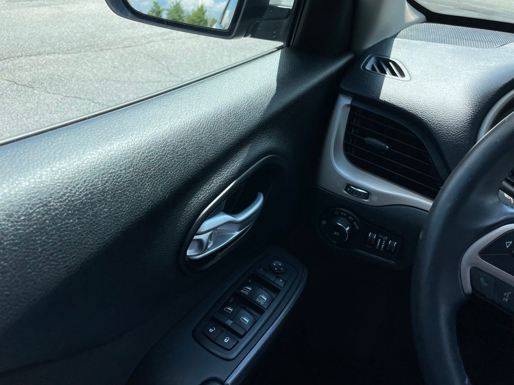 Thumbnail: 2016 Jeep Cherokee - 21