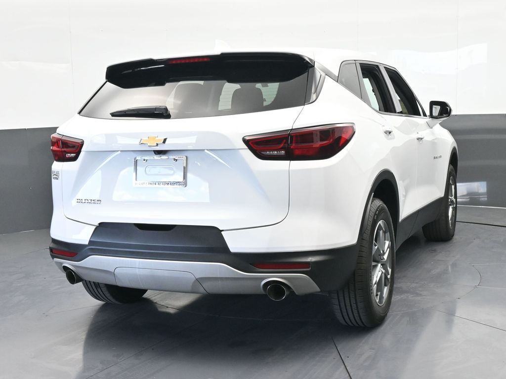 Used 2024 Summit White Chevrolet LT image 5