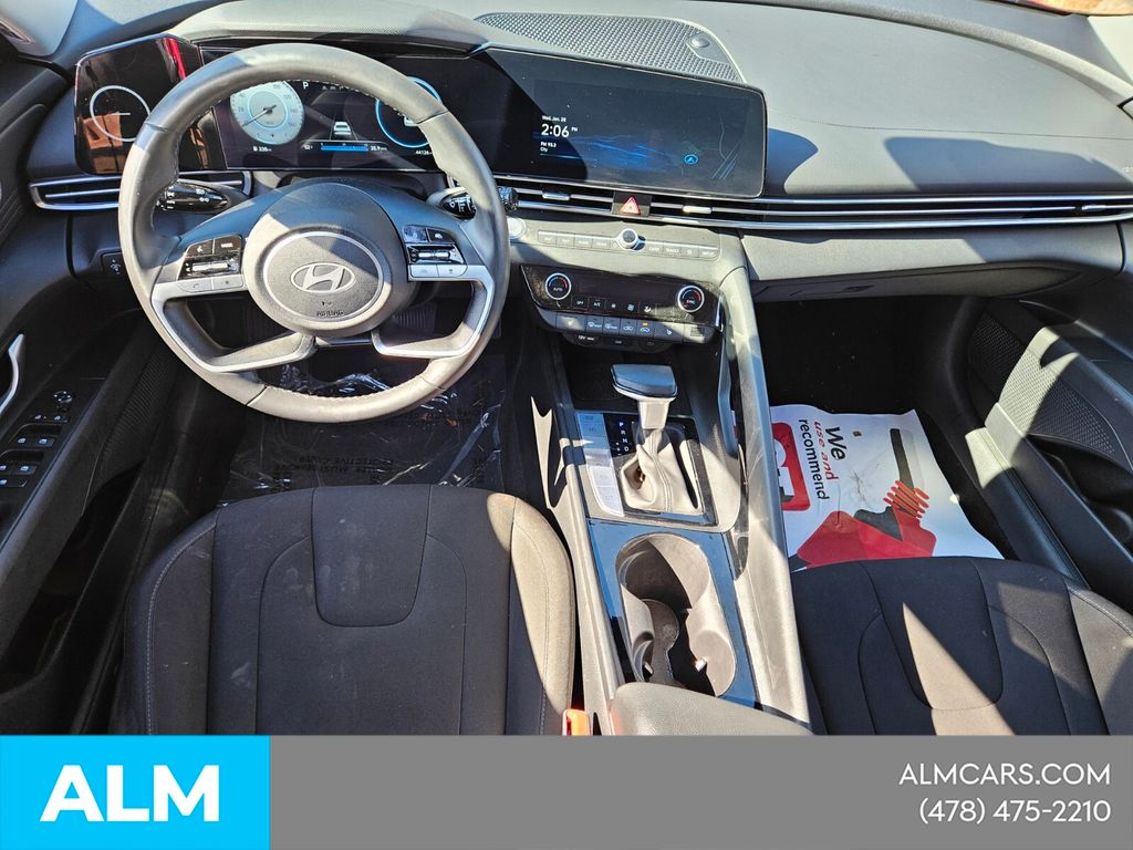 Used 2025 Red Hyundai SEL Convenience image 9