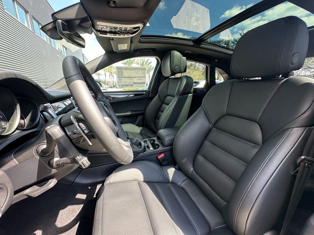 Thumbnail: 2026 Porsche Macan - 5