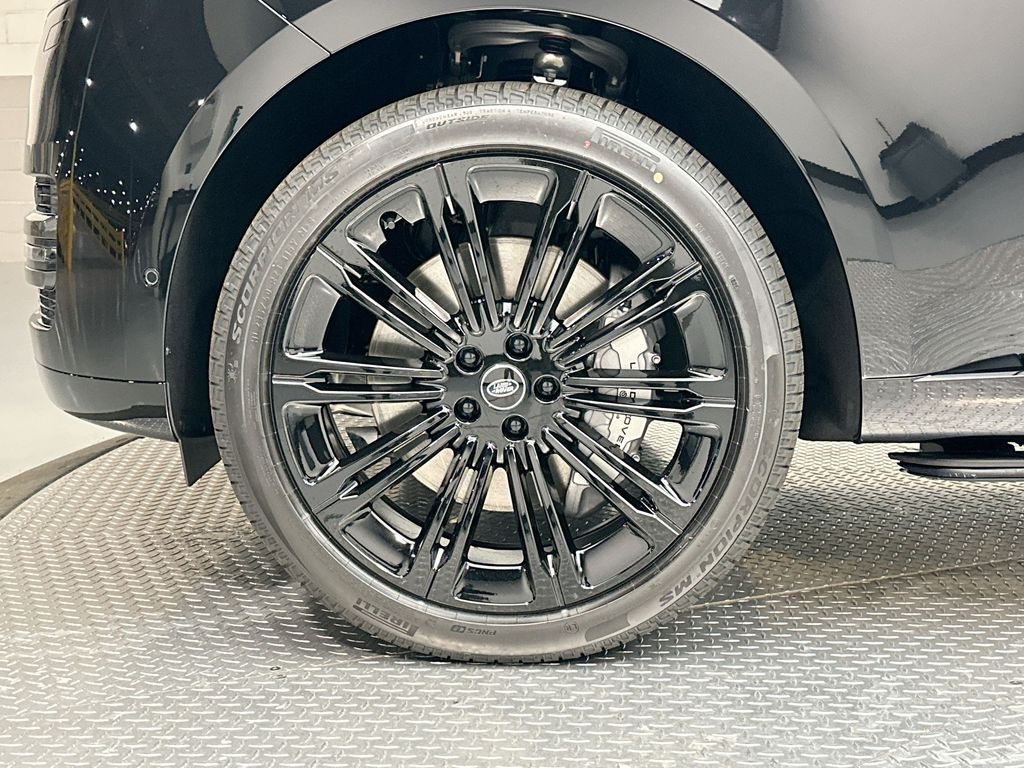 2025 Land Rover Range Rover SE 5