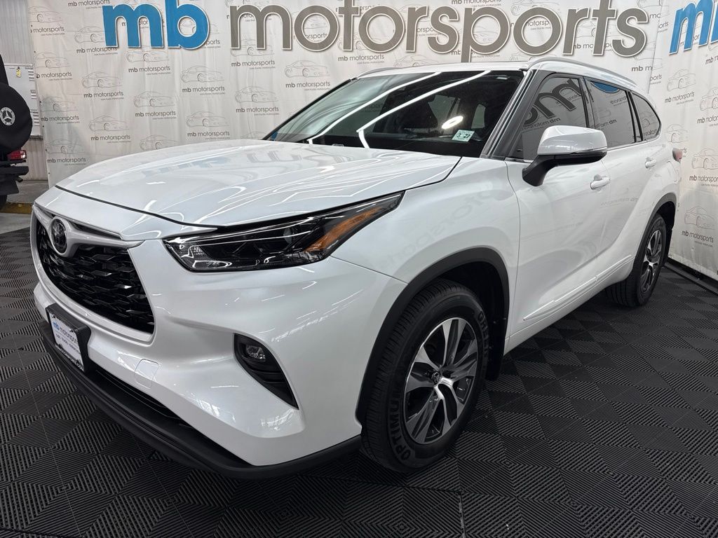 White (Wind Chill Pearl) 2022 Toyota Highlander SUV / Crossover All-Wheel Drive 8-Speed Automatic