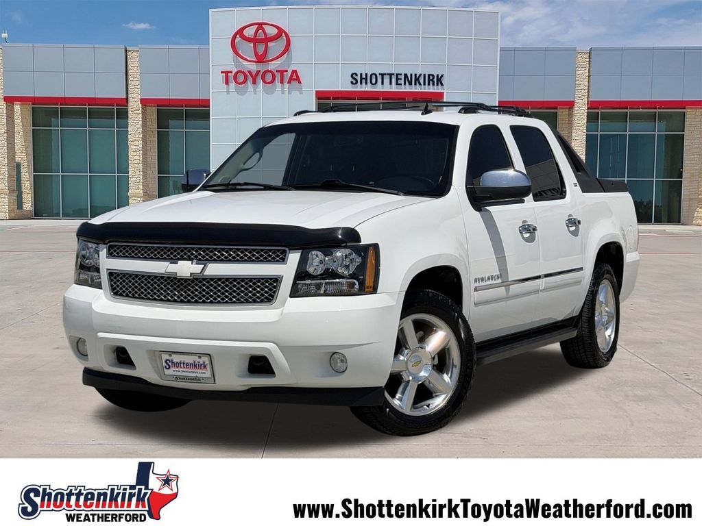 Summit White 2011 Chevrolet Avalanche Pickup Truck Four-Wheel Drive 6-Speed Automatic
