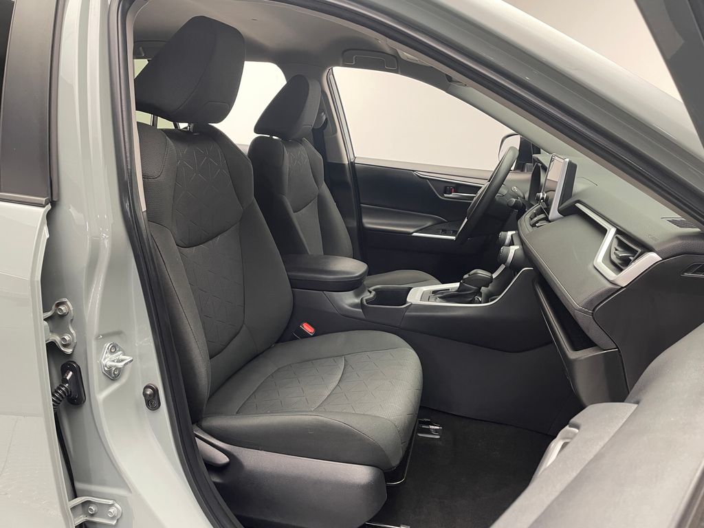 2023 Toyota RAV4 XLE 18