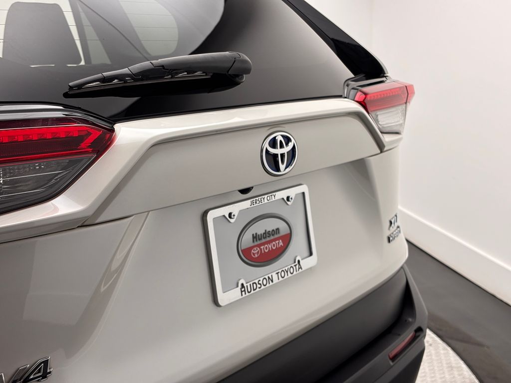 Thumbnail: 2022 Toyota RAV4 - 10