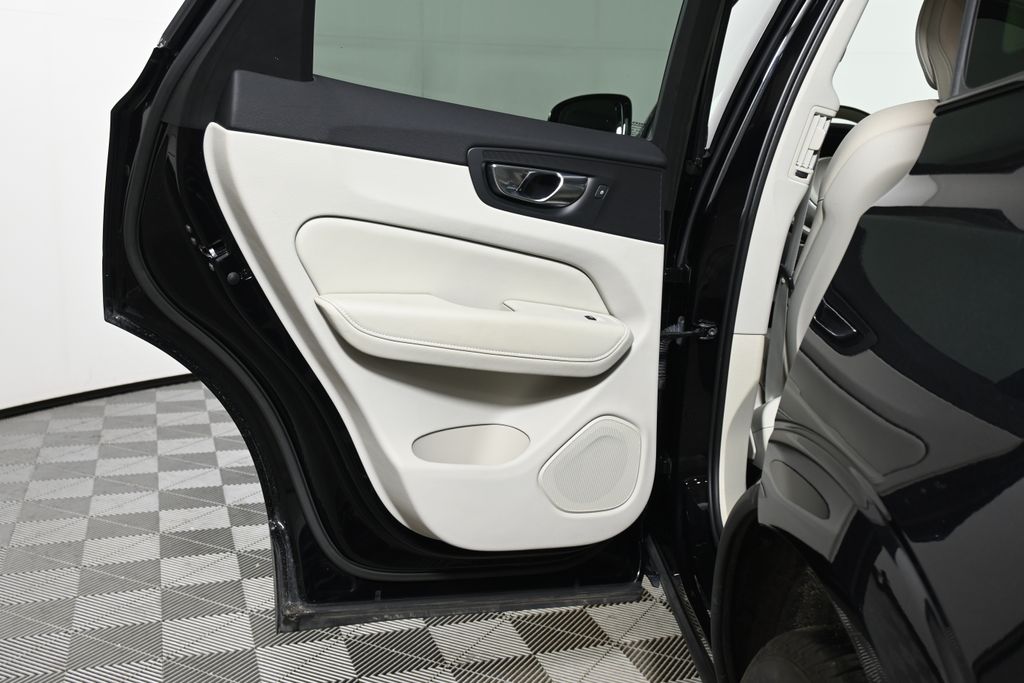 Thumbnail: 2023 Volvo XC60 - 32