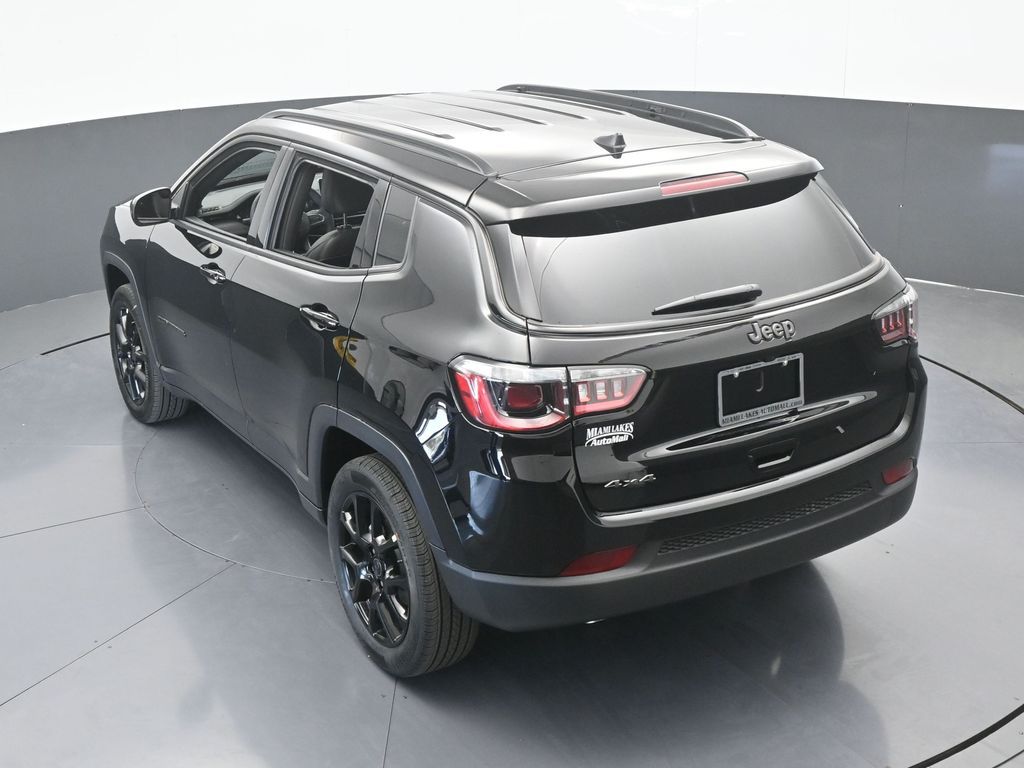 New 2026 Diamond Black Crystal Pearlcoat Jeep Latitude image 43