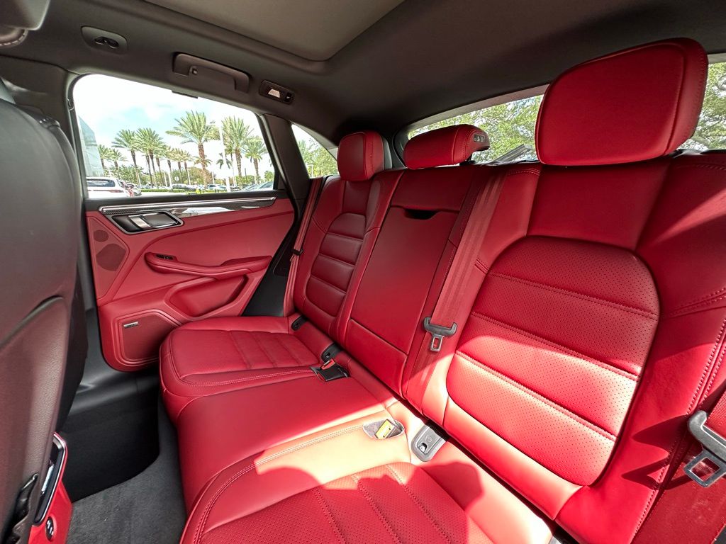 Thumbnail: 2025 Porsche Macan - 32