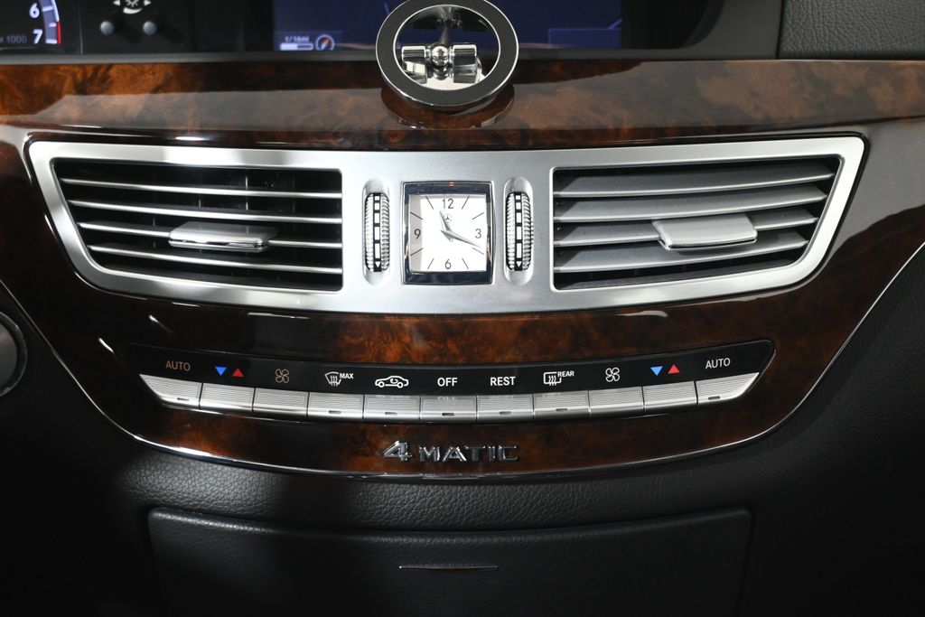 2010 Mercedes-Benz S-Class S 550 23