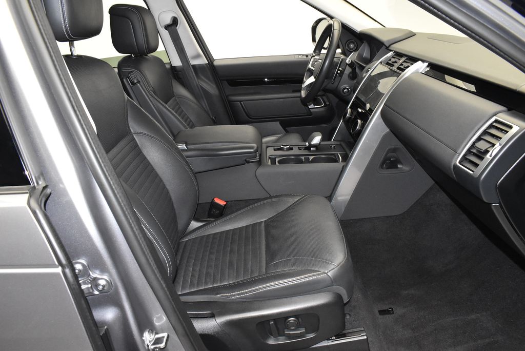 Thumbnail: 2024 Land Rover Discovery - 24