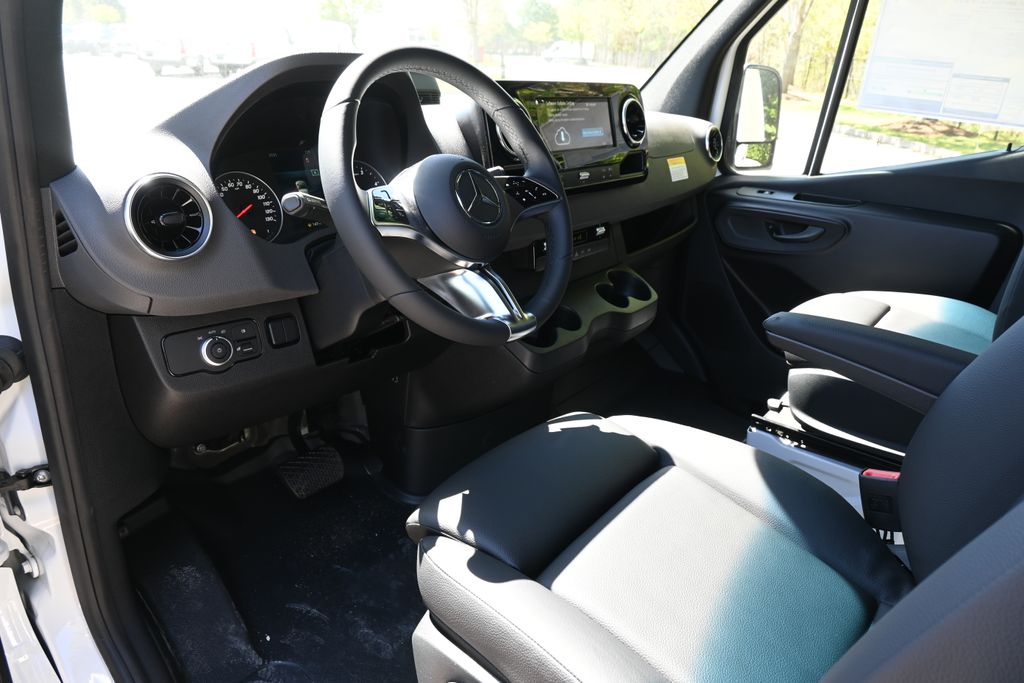 Thumbnail: 2025 Mercedes-Benz Sprinter - 17