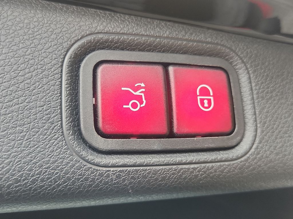 Thumbnail: 2017 Mercedes-Benz E-Class - 28