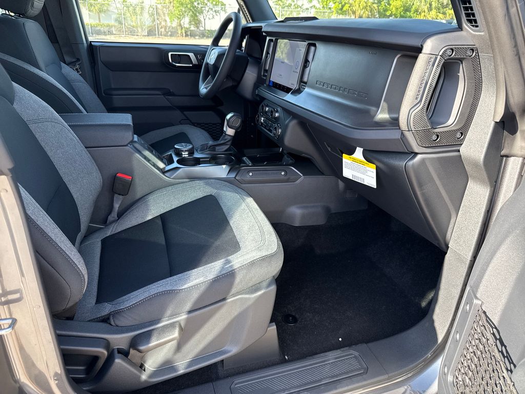 2025 Ford Bronco Base photo 16