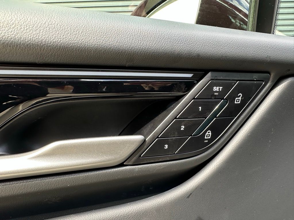 Thumbnail: 2025 Porsche Macan - 19