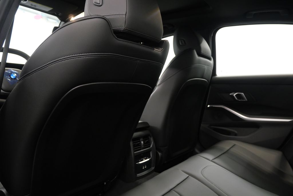 2025 BMW 3 Series 330i 16
