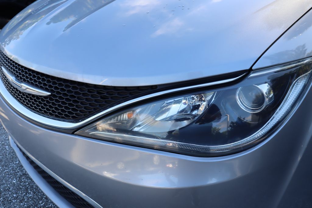 Thumbnail: 2018 Chrysler Pacifica - 3