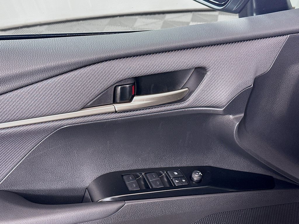 2025 Toyota Camry SE 17