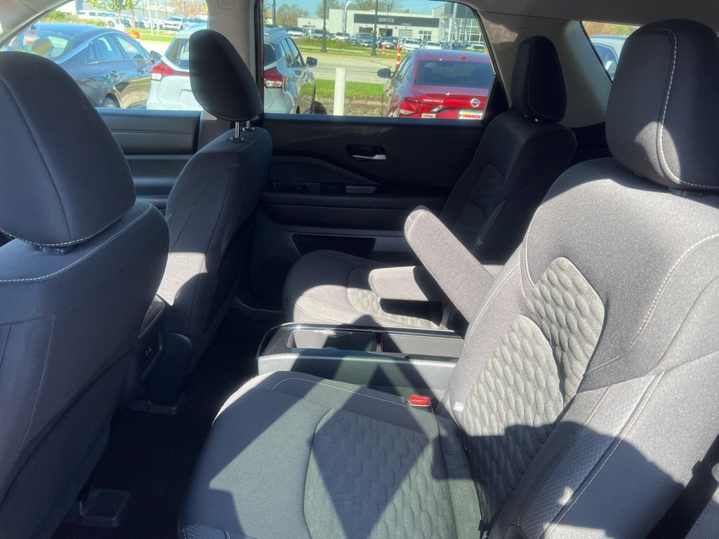 2022 Nissan Pathfinder SV photo