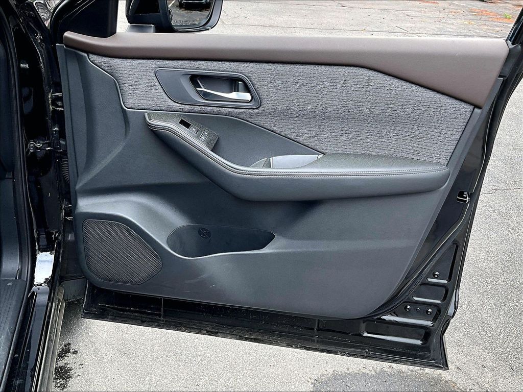2022 Nissan Rogue — photo 12