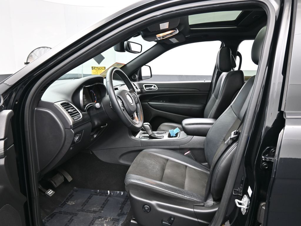 Used 2020 Diamond Black Crystal Pearlcoat Jeep Altitude image 12